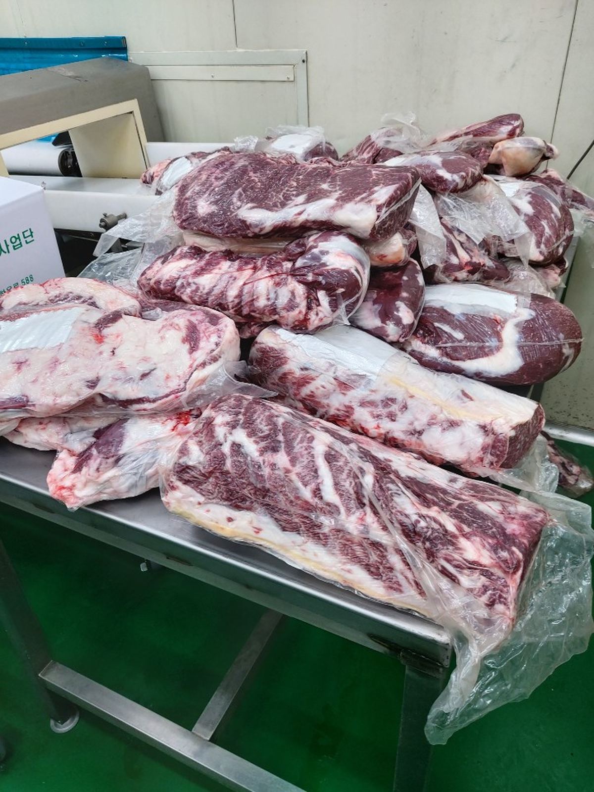 진공포장 상태로 입고된 국내산 원료육